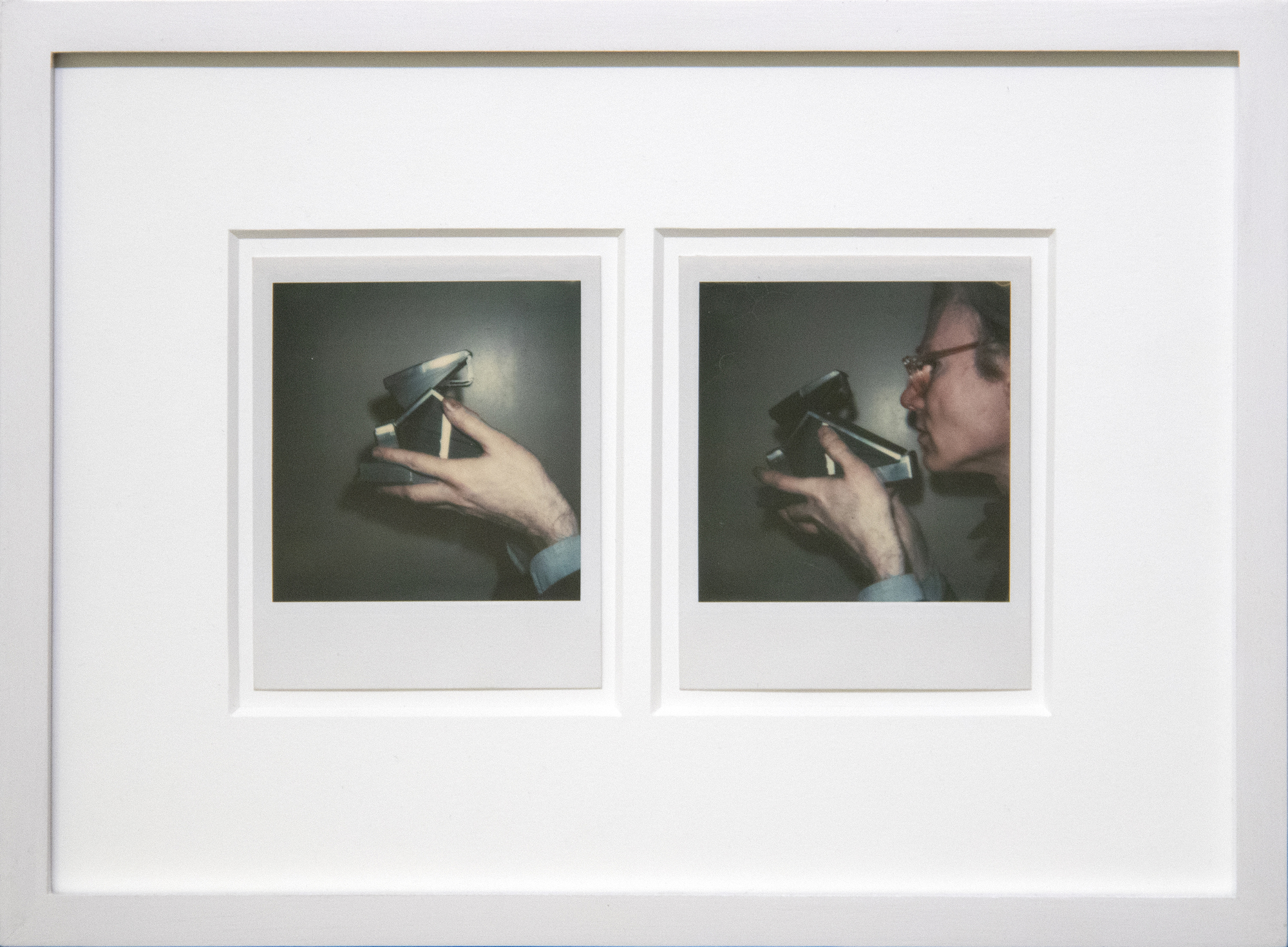 ANDY WARHOL - カメラ付き自画像（ディプティック） - ポラロイド、ポラカラー - 各4 1/4 x 3 3/8 in.