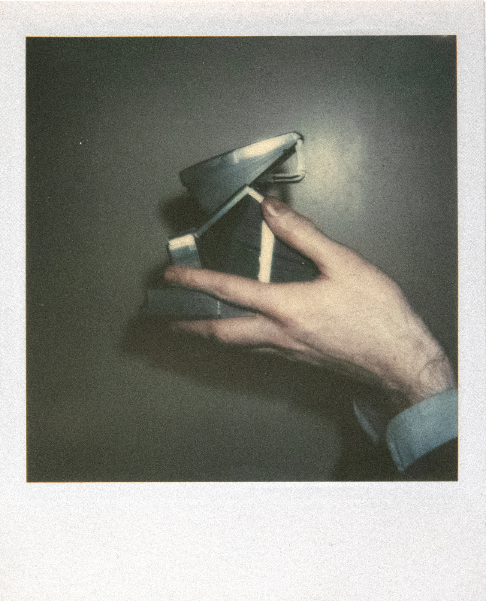 ANDY WARHOL - Autorretrato con cámara (díptico) - Polaroid, Polacolor - 4 1/4 x 3 3/8 in. ea.
