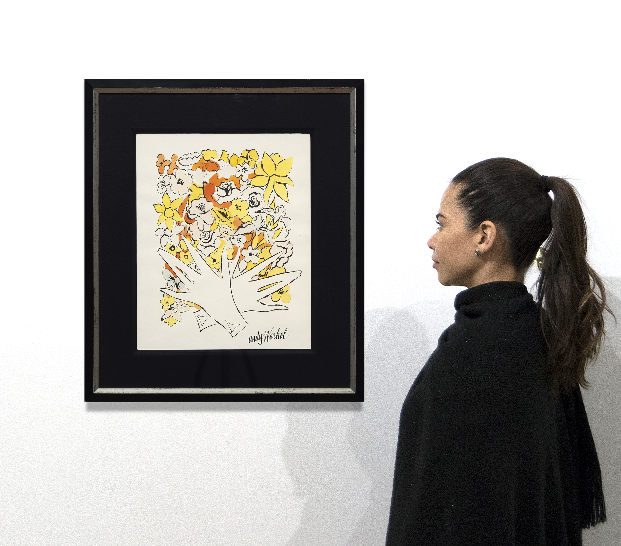 A menudo pasados por alto, los dibujos en tinta y color de Warhol muestran su habilidad para reducir motivos y elementos a su naturaleza esencial utilizando una economía de línea y una maravillosa jovialidad que caracteriza a cada uno de ellos. A menudo nos recuerdan que el arte puede ser el mejor proveedor de humor y capricho si no se complica y fluye libremente. Sin título, Flores es un anticipo de su famoso diseño para Vogue de 1960, que combina dibujos de flores en colores fluorescentes. Anticipa la temprana inclinación de Warhol a separar la línea del color, un recurso que más tarde daría a sus imágenes serigrafiadas su inmediatez abstracta.